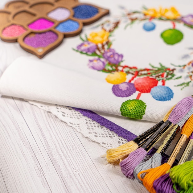 Ręcznie haftowana tkanina z kolorowymi motywami