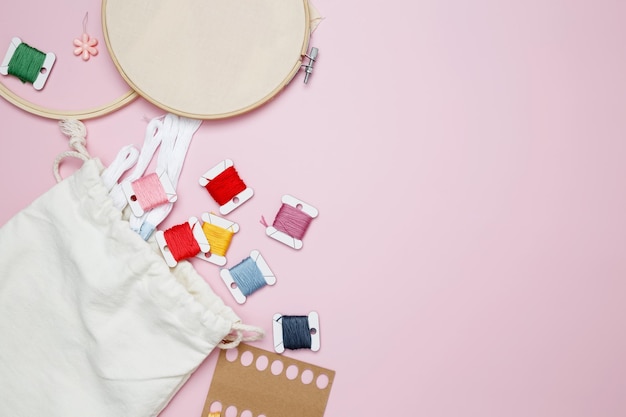 Zestawy haftu w różnych kolorach